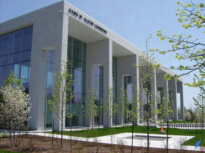 دانشگاه نیوبرانزویک در پردیس سنت جان برای دانشجویان خارجی نیز پذیرش تحصیلی اعطا می کند.