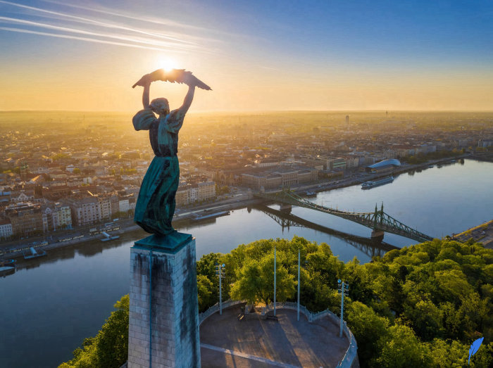 مجسمه آزادی یکی از زیباترین مجسمه های قرن بیستمی مجارستان است.