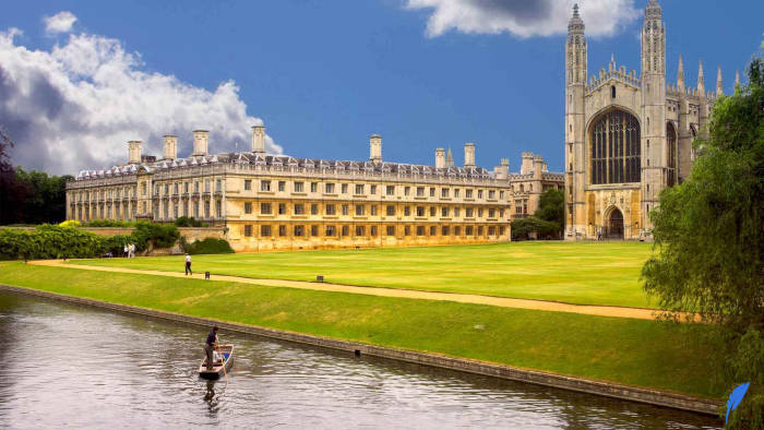 دانشگاه کمبریج از قدیمی ترین و مشهورترین دانشگاه های جهان است.