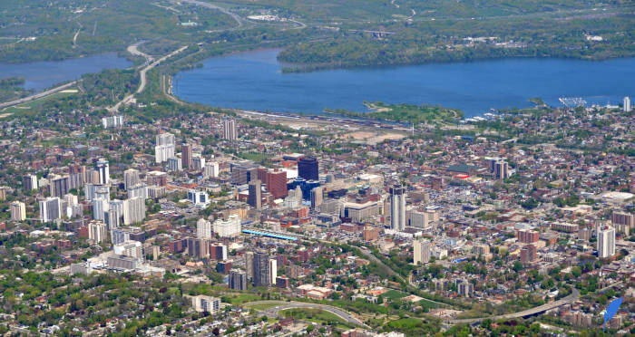 تحصیل در همیلتون به دلیل نزدیکی این شهر به تورنتو مورد توجه مهاجران قرار گرفته است.
