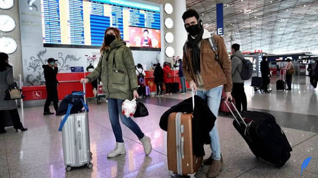 مسافران ایرانی در حال انتظار در فرودگاه پرواز ایران به کانادا