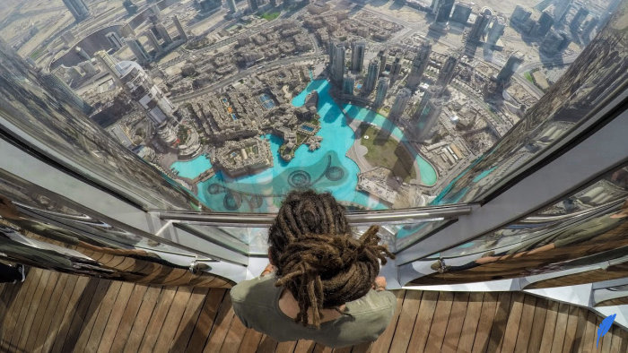 نگاه کردن به پایین از بالای برج خلیفه دبی