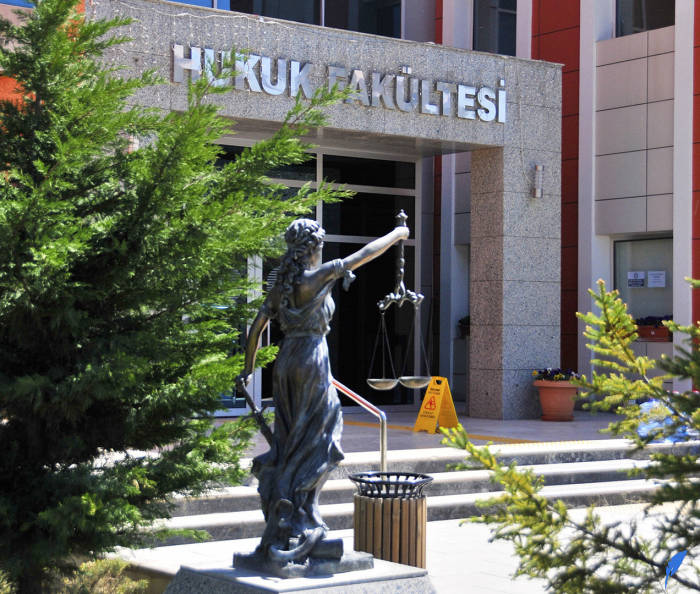 در دانشکده حقوق دانشگاه آتیلیم آنکارا به زبان ترکی آموزش داده می‌شود.