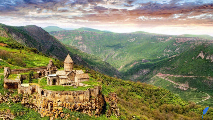 اتباع خارجی با تمدید اقامت دائم ارمنستان میتوانند به پاسپورت این کشور دست یابند.