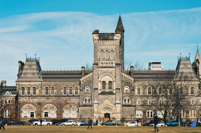 دانشگاه تورنتو کانادا از مشهورترین دانشگاه های جهان است.